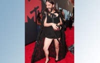 Пришедший в женском платье и туфлях на премию MTV мужчина восхитил пользователей