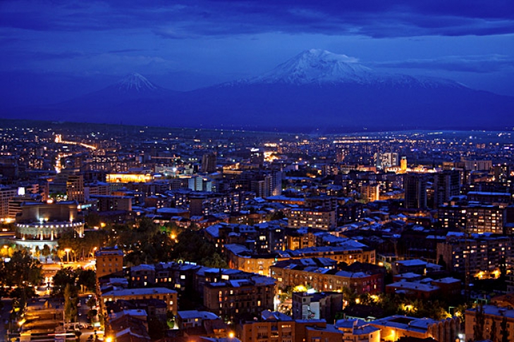 Ереван градусы. Армения Ереван. Ночной Каскад в Армении. Ночной Каскад в Ереване. Ночной город Ереван.