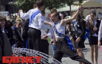 Подозрительные «выпускники» оккупировали киевские фонтаны (ФОТО)