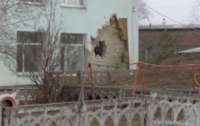 Украинские спасатели показали последствия вчерашних вражеских обстрелов на Донбассе (видео)