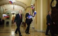 Трампа закидали российскими флажками в здании Конгресса