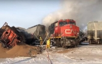 В Канаде перевернулся и загорелся поезд (видео)