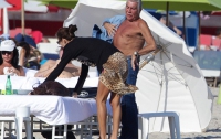 Не первой свежести Роберто Кавалли загорает на пляже с молоденькой подружкой (ФОТО)