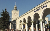 На вокзале в Симферополе пассажиров обыскивают титушки с битами