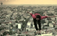 В Днепре экстремалы прошлись по канату между небоскребами (видео)