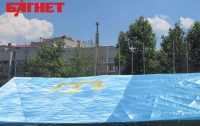 В Симферополе  развернули самый большой в мире крымскотатарский флаг (ФОТО)