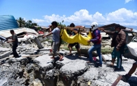 Петр Порошенко поручил отправить гуманитарную помощь в Индонезию