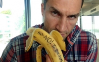 Кличко сфотографировался с бананом в поддержку Дани Алвеса