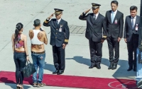 Тайский принц прилетел в Германию с приспущенными штанами