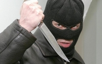 В Николаеве бандит с ножом ограбил магазин