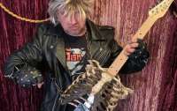 Рок-музыкант сделал гитару из останков покойного дяди