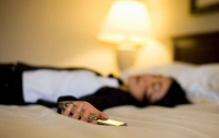 Почему нельзя оставлять мобильный телефон в спальне