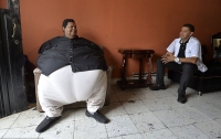 Самый толстый колумбиец уехал худеть на пожарной машине