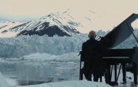 Итальянский композитор сыграл на рояле во льдах Арктики (ВИДЕО)