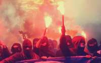 Футбольные фанаты устроили беспорядки и подожгли базу клуба (видео)