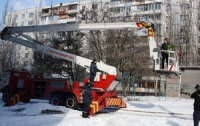 В Запорожье спасатели помогли парню забраться в окно любимой 