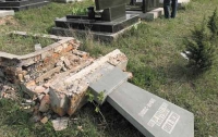 Двое школьников на Харьковщине воровали металл на кладбищах