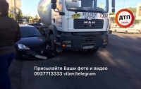 Бетоновоз разбил автомобиль в Киеве