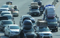 Южнокорейцы на авто, забитых сумками, покидают северокорейский Кэсон (ФОТО)
