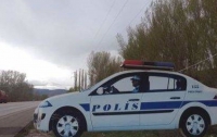 Трусливый водитель час скрывался от картонного макета полицейской машины