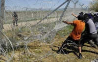СМИ: 20 тысяч вооруженных мигрантов угрожают прорваться на территорию ЕС