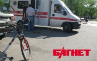 В Киеве на парковке автомобиль наехал на велосипедистку и скрылся (ВИДЕО)