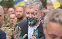 В Киеве мужчине облил Порошенко зеленкой (видео)
