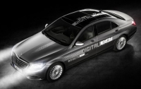 Компания Mercedes-Benz представила фары, которые подсказывают дорогу