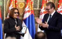 Президент Сербии вручил Джонни Деппу медаль за заслуги
