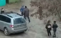 Толпа подростков набросилась во дворе на мужчину (видео)