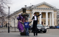 «Молодые регионы» отметили Всемирный день театра с актёрами на ходулях