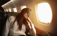 Американские ученые выяснили, что спать в самолете опасно
