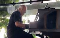 Бразильский пианист-виртуоз получил возможность снова играть благодаря бионическим протезам