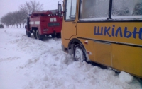 В Хмельницкой области школьный автобус с детьми стал заложником снега