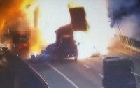 В Китае столкновение двух грузовиков привело к мощному взрыву (видео)