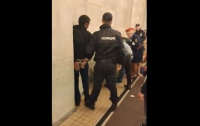 Неадекватный россиянин всадил нож в двух украинских парней (видео)