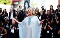 Хиллари Клинтон вышла на красную дорожку в Венеции в кафтане