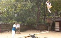 Креативные корейцы весело используют качели не по назначению (ВИДЕО)