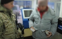 Луганчанин вез через границу более 1,5 млн рублей, напихав их в карманы (Видео)