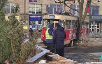 Сошел с рельсов трамвай прямо в городе (фото)