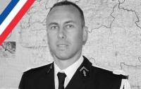 Во Франции умер полицейский, обменявший себя на заложника террориста