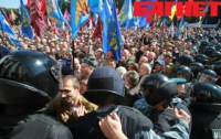 В Киеве предприниматели преподнесли нардепам виселицу и тюремную робу 