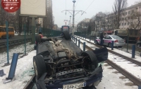 Протаранил авто и вылетел на рельсы: в Киеве пьяный водитель совершил ДТП