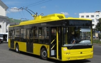 Мужчина в Киеве выпал из едущего троллейбуса