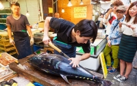 В Токио тунца-гиганта продали за три миллиона долларов