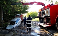 Прорыв трубы в Киеве: машина провалилась под асфальт