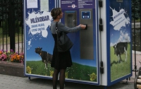 В Киеве открылся первый автомат по продаже молока