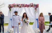 Освобожденный из плена моряк сыграл свадьбу