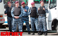 «Беркут» бережно охраняет установку главной елки на Майдане