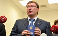 Луценко хочет ускорить выдачу загранпаспортов по всей Украине